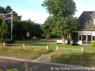 Hout (aan de Badweg).  